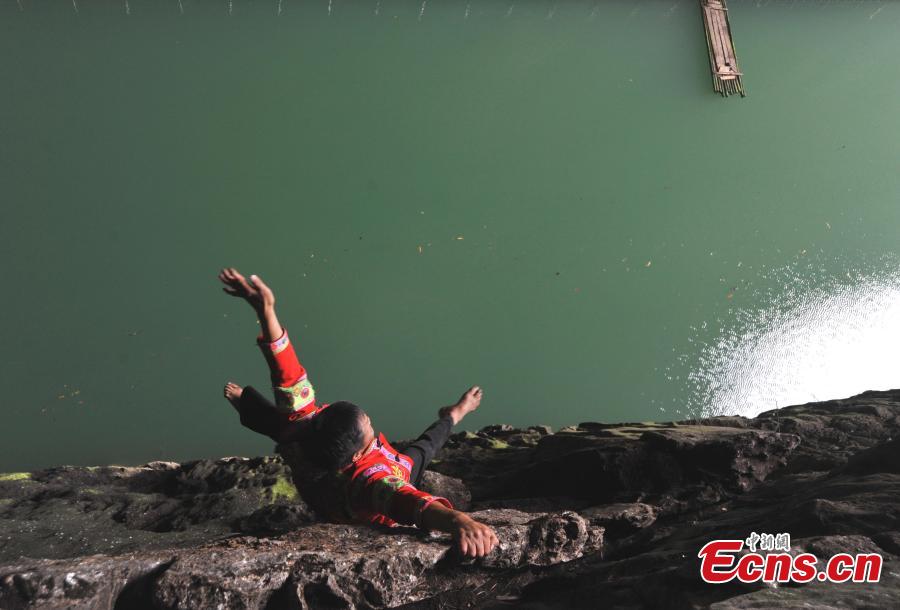 Real life spiderman scales cliff without safety equipment