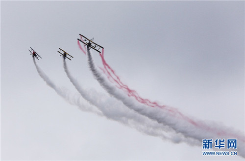 Jets loop across Anshun's skyline