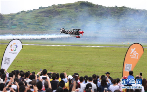 Jets loop across Anshun's skyline