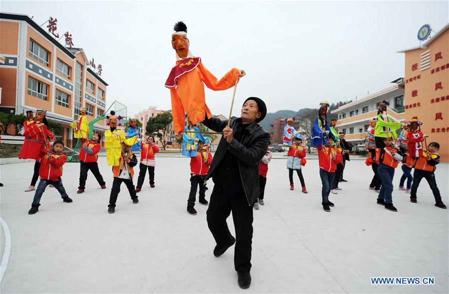 Shiqian puppet show inheritors teach students to perform in China's Guizhou