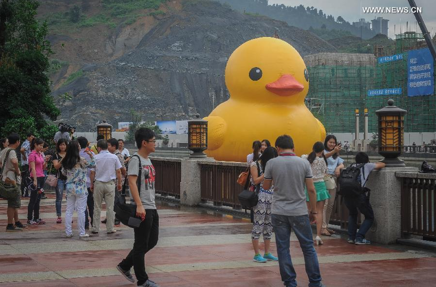 Giant yellow rubber duck to berth in Guiyang from July 4 to August 24