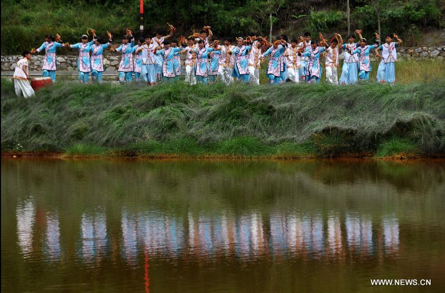 Pupils perform Yi bell dance to worship ancestors and gods