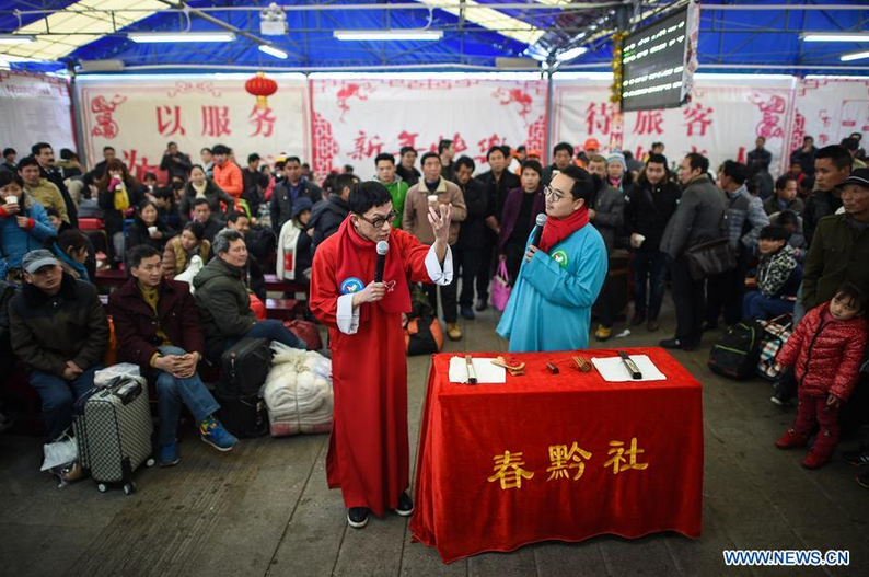 Volunteers stage performance for passengers at Guiyang Railway Station