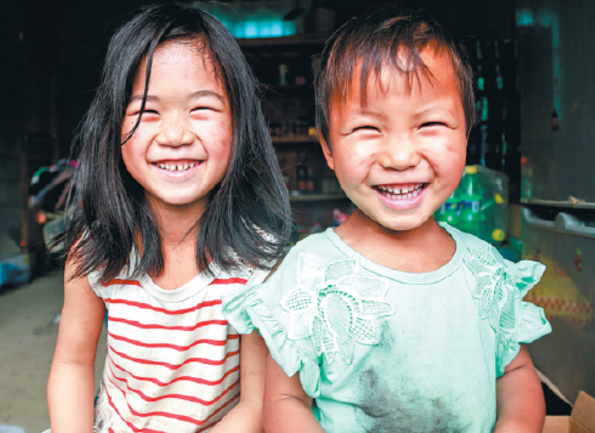 Student photographers bring smiles to poor villagers' faces