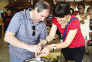 Foreigners taste dainty Zongzi to welcome Dragon Boat Festival