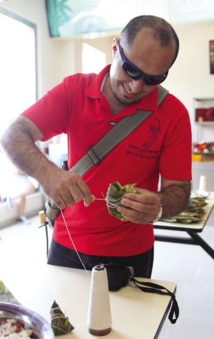 Foreigners taste dainty Zongzi to welcome Dragon Boat Festival