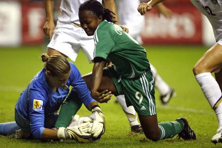 Ousted US goalie lashes her coach