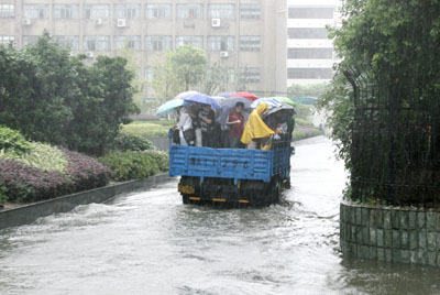 Typhoon Krosa causes havoc in Hangzhou