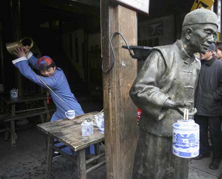 Tea pouring performance in Hangzhou