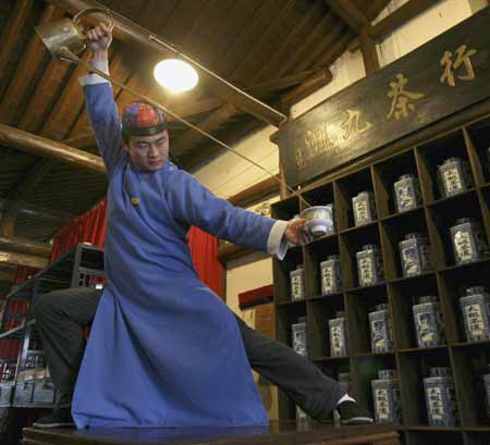 Tea pouring performance in Hangzhou