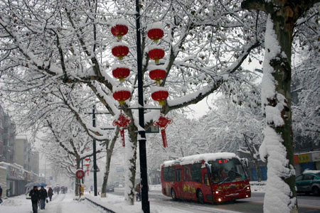 China combats heavy snow