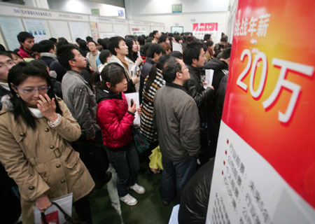 Job seekers flock into job fairs