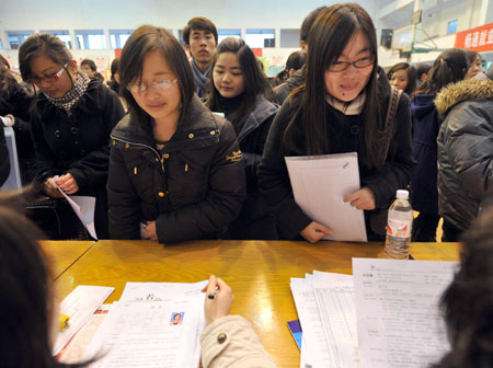 Job seekers flock into job fairs