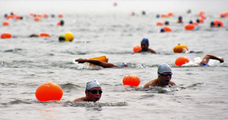 1,300 swimmers cross over Qiantang River