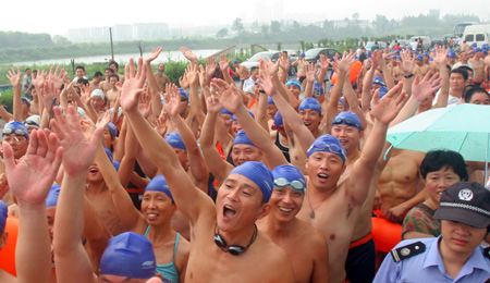 1,300 swimmers cross over Qiantang River