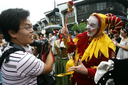 People enjoy West Lake Int'l Carnival