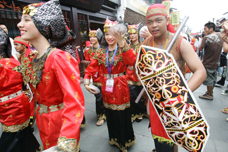 People enjoy West Lake Int'l Carnival