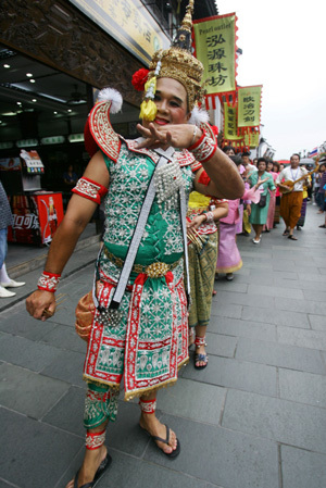 People enjoy West Lake Int'l Carnival