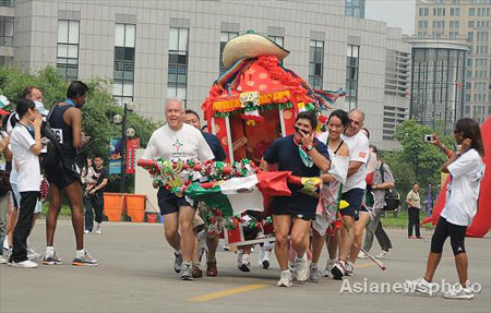 Bride's sedan chair lifting in Hangzhou