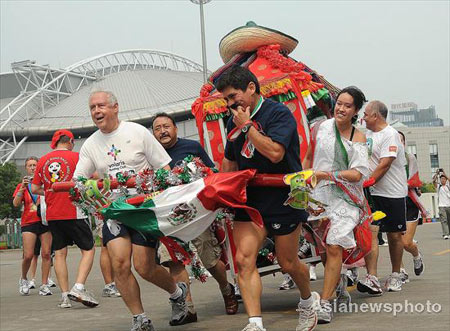 Bride's sedan chair lifting in Hangzhou