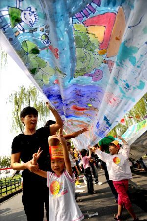 Thousand children take part in long scroll painting to celebrate 60th National Day