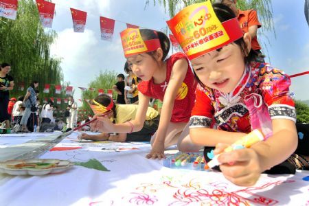 Thousand children take part in long scroll painting to celebrate 60th National Day