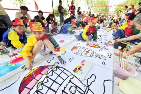 Thousand children take part in long scroll painting to celebrate 60th National Day