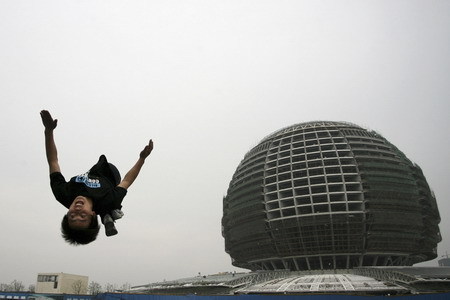 Street Show PK Club shows parkour skills