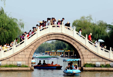 Domestic tourism heats up during China's National Day Holiday
