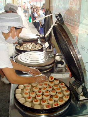 Distinctive mooncakes serve Mid-Autumn Festival