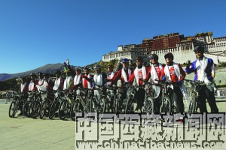 15 cyclists reach Lhasa from Chengdu by bike