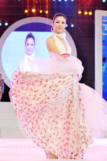 Silk fashion show staged in Hangzhou