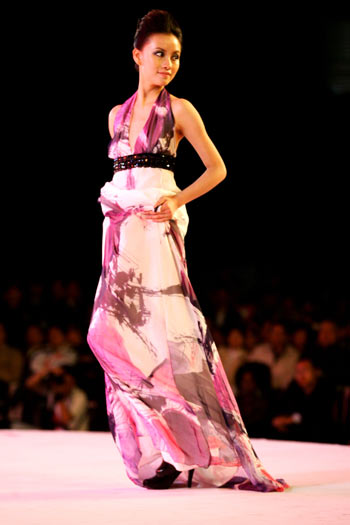 Silk fashion show staged in Hangzhou