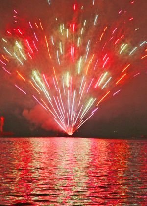 Brilliant fireworks illuminate West Lake at 2009 Int'l Fireworks Fair