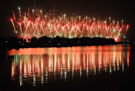 Brilliant fireworks illuminate West Lake at 2009 Int'l Fireworks Fair