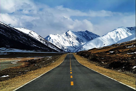 Sichuan-Tibet Highway attracts visitors