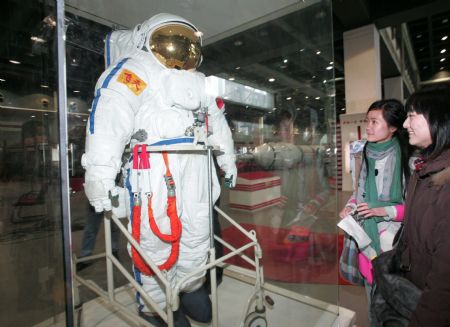 Exhibition featuring Shenzhou VII opens in E China province