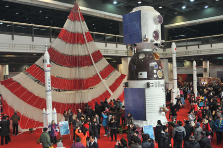 Astronautical exhibition continues to welcome visitors in E China