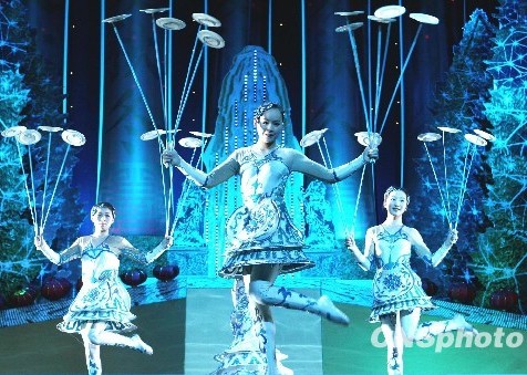 Chinese acrobatics adds fun to Russian New Year