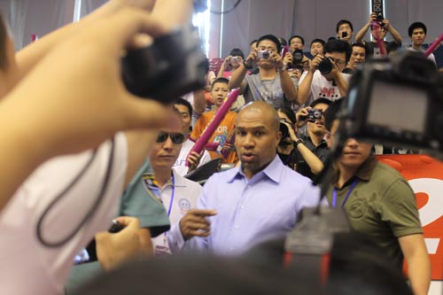 Derek Fisher witnesses romantic proposal in Hangzhou