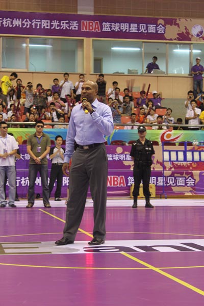 Derek Fisher witnesses romantic proposal in Hangzhou