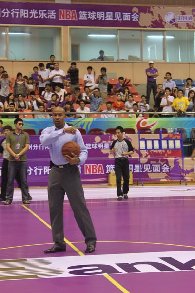 Derek Fisher witnesses romantic proposal in Hangzhou