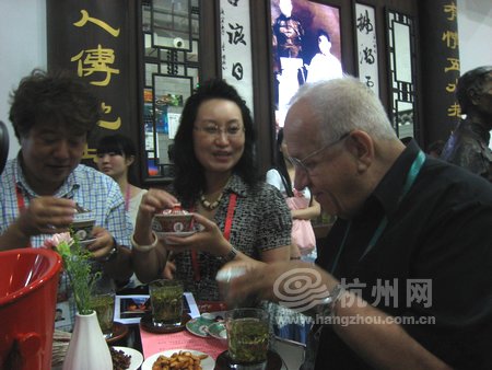 Longjing tea brewed by seawater in Hangzhou Pavilion attracts UN Pavilion commissioner-general