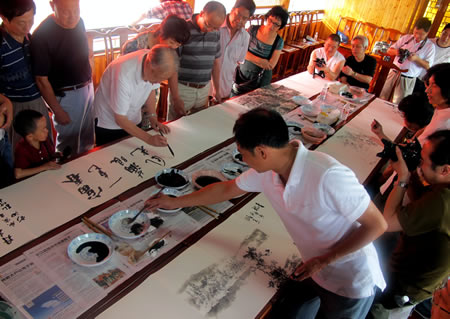 Hangzhou calligraphers and painters produce fine arts in boat