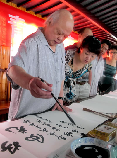 Hangzhou calligraphers and painters produce fine arts in boat