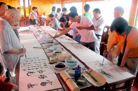 Hangzhou calligraphers and painters produce fine arts in boat