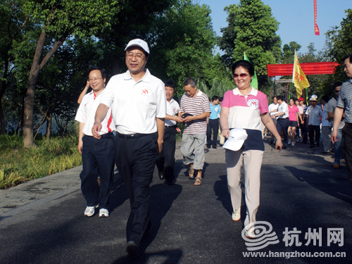 Some 50,000 gather to celebrate Chinese National Fitness Day in Hangzhou