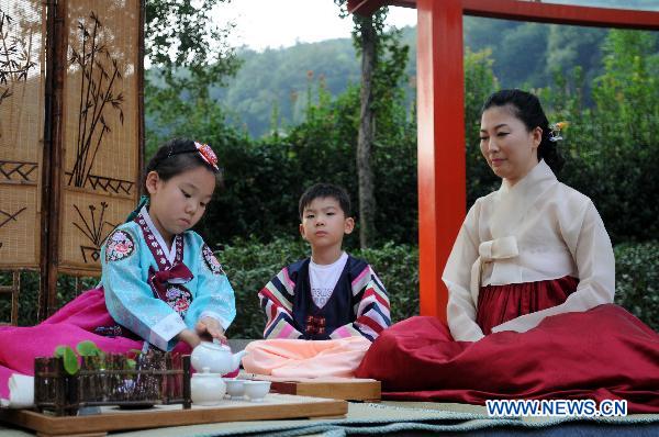 Artists perform tea art in China's Hangzhou to exchange tea cultures