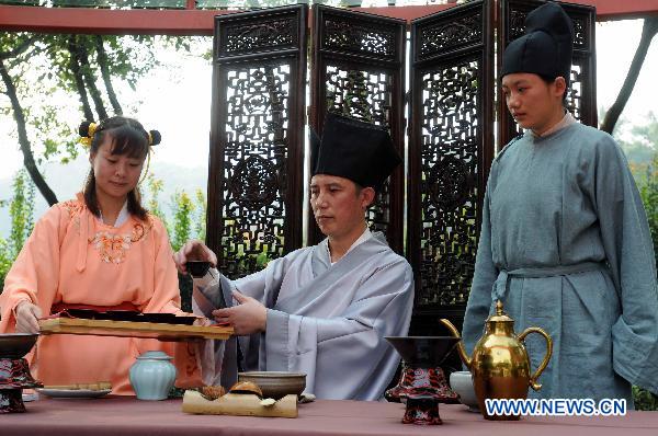 Artists perform tea art in China's Hangzhou to exchange tea cultures