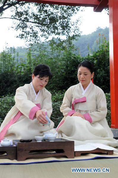 Artists perform tea art in China's Hangzhou to exchange tea cultures